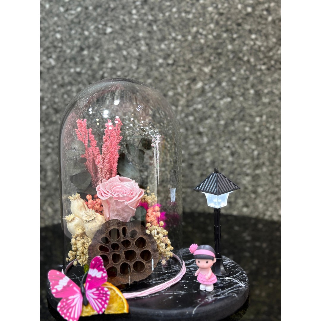 Ters cam içerisinde solmayan gül Pembe