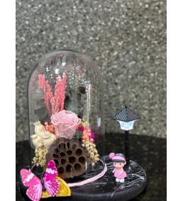 Ters cam içerisinde solmayan gül Pembe