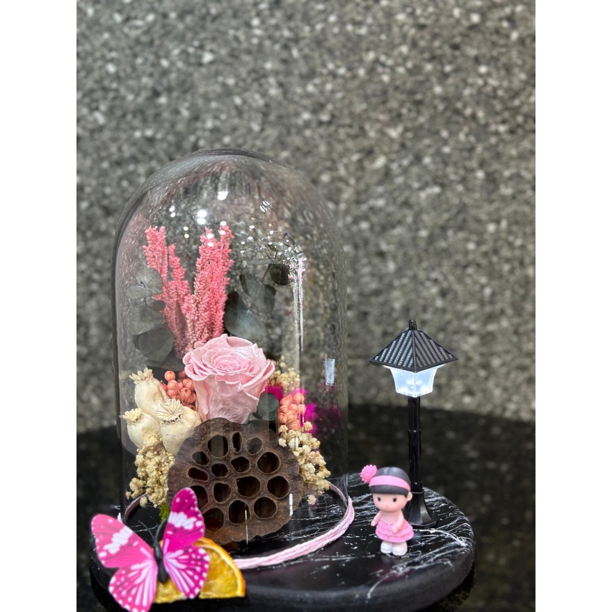 Ters cam içerisinde solmayan gül Pembe